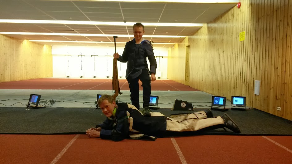 Aspiranten slo Ungdomslederen med 2 poeng! Sondre Svinstad klemte til på torsdagskvelden og slo ungdomslederen i Holum Skytterlag Sverre Jacobsen.
