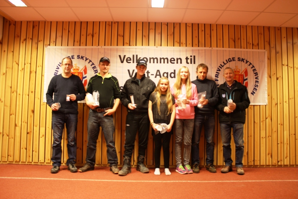 f.v. Vinner i klasse 3-5 Kenneth Stubstad, Mandal - Vinner i klasse 1 Jan Yngve Eilertsen, Øvre Eiken - Vinner i Juniorklassen Sindre Skoie fra Holum - Vinner i Rekruttklassen Jane Alise Eilertsen, Øvre Eiken - Vinner i Eldre Rekrutt Hanne Vidringstad, Lyngdal - Vinner i Klasse 2 Kåre Vidringstad, Lyngdal og vinner i V73 John Fidje fra Mandal.