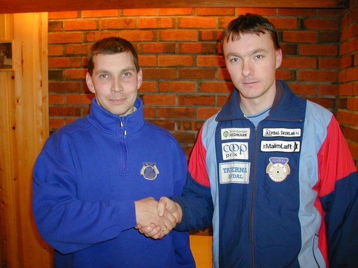 Avtroppende formann Leif Langodden ønsker Invar Brohaug lykke til som ny leder