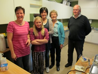 På kjøkkenet er det bare godt humør som gjelder. Her jobber også foresatte til de som på en eller anen måte deltar i noen av skytterlagets aktiviteter.