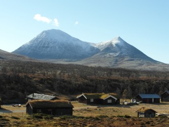 Setra Follandsvangen ligger idyllisk til med Sølnkletten i bakgrunnen.
