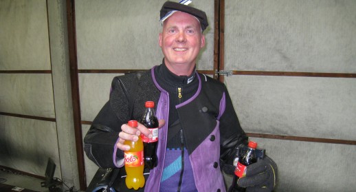 En superførnøyd Kolbuing etter 349 poeng i seedet lag. Godt med drikke har han fått, for nå skal det tisses på glass. Du får prøve å treffe der også, Råger'n!