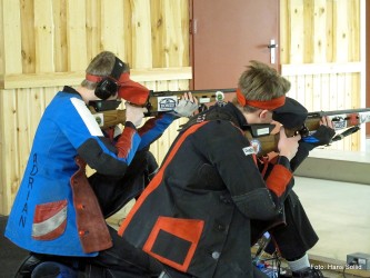 Adrian og Einar hadde et skikkelig nappetak i omskytinga i kl. jr. Einar vant etter det tredje enkeltskuddet.