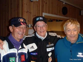 Karstein tok det første stikket i det en må regne med blir mange tøffe oppgjør mot Harald Gundersen t.v. i V73 framover i sesongen. T.h. Roar Steihaug som imponerte med 246 i V55.