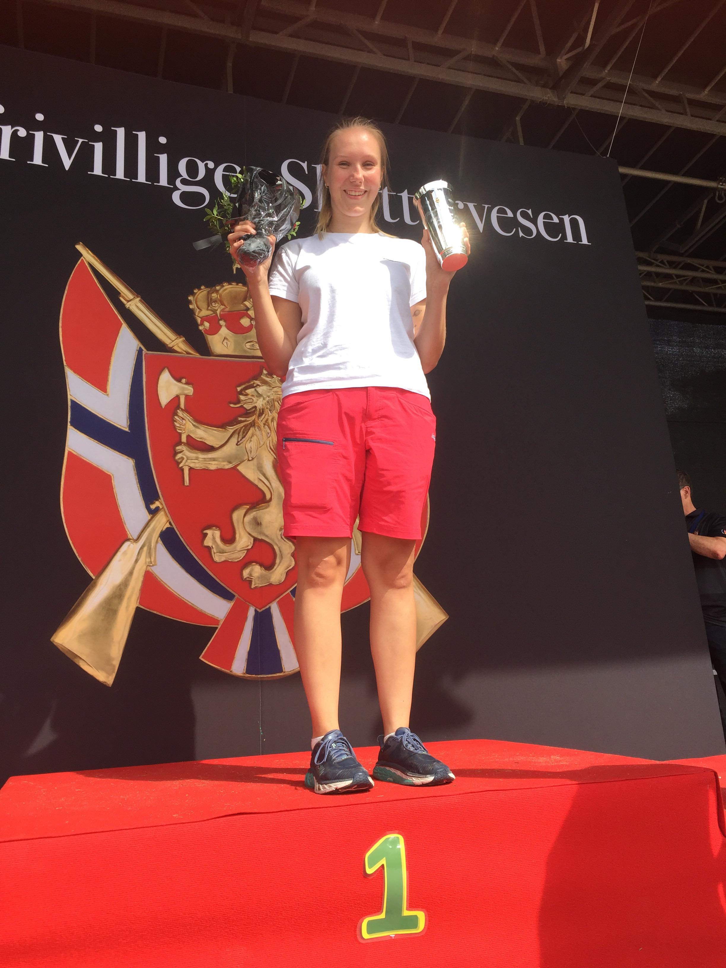 Gunhild med pokalen fra Norske Reserveoffiserers Forbund som beste 30 skudds feltskytter under 20 år