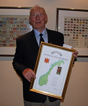 Finn Isaksen tildelt DFS Fortjenestemedalje