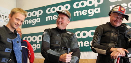 En glad Roger Ottosen da han skjønner at han har blitt nordisk mester i liggende. Til høyre Jon Olav Ågotnes som tok sølv og til venstre Tobias Lillekvelland som ble bronsevinner. 