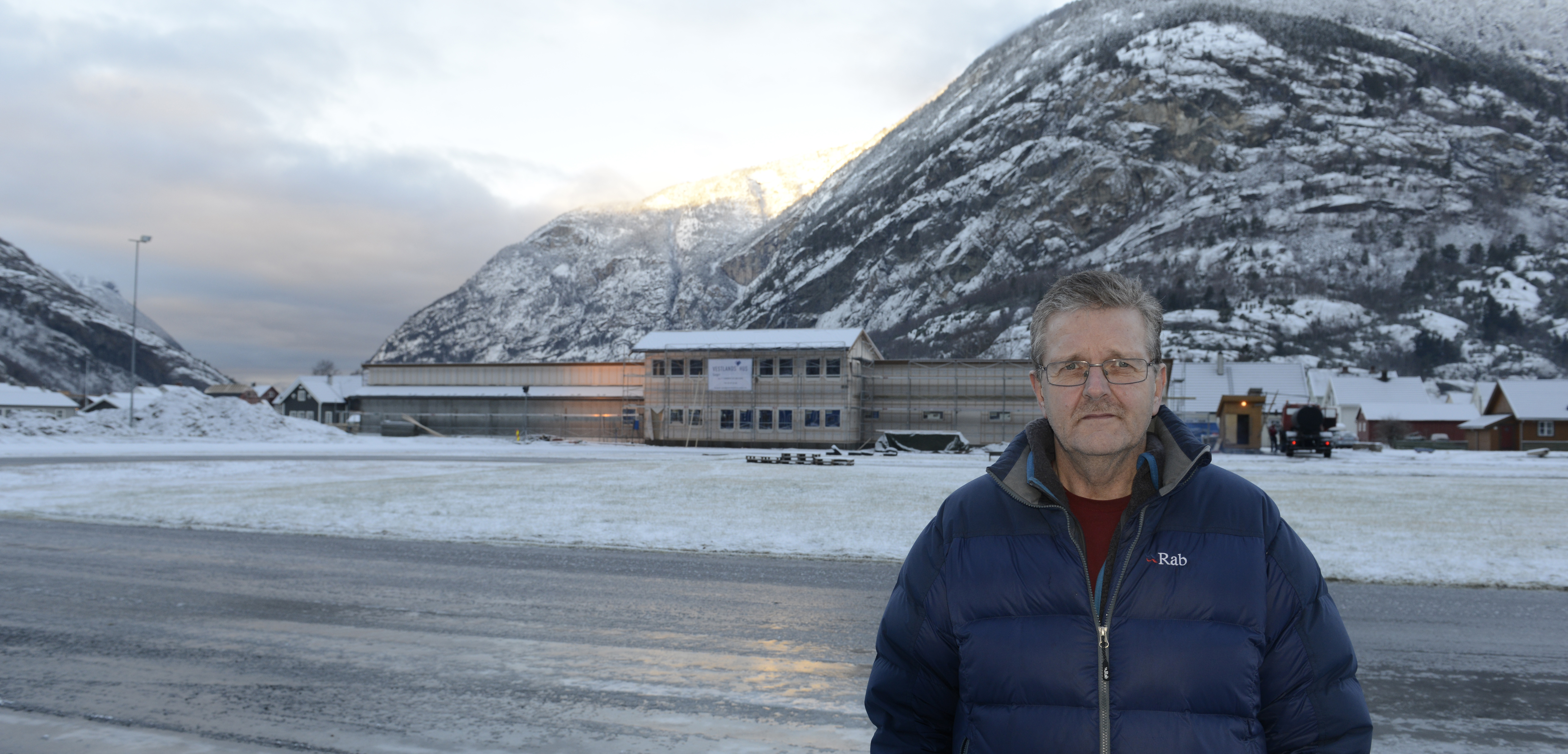 Leder Jarle Offerdal i Tønjum skytterlag kan smile over bygget som reiser seg bak.