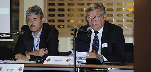 Ordstyrerne Eigil Høgmo (til venstre) og Jarle Gården loset tingdelegatene til vedtak.